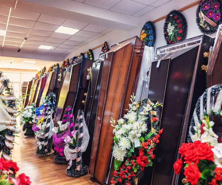 Vente de plaques, vases et fleurs pour les funérailles